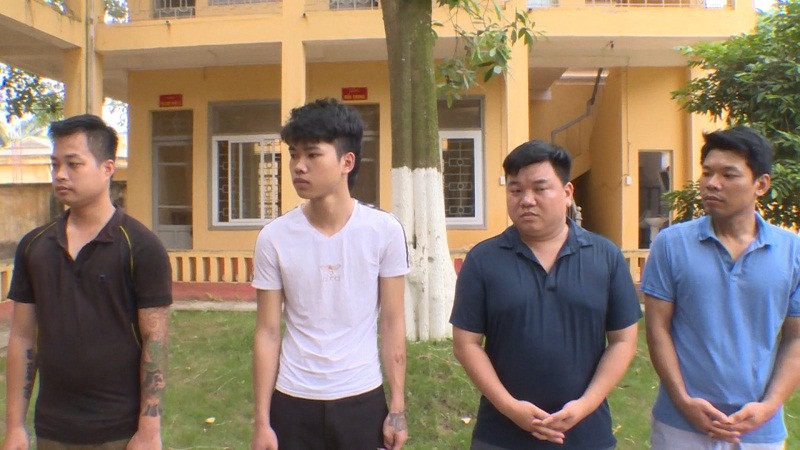 Các đối tượng trong đường dây đánh bạc bị Công an Hưng Yên bắt giữ. 