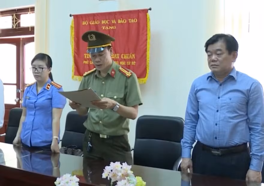 Ông Hoàng Tiến Đức (bên phải ngoài cùng). Ảnh cắt từ clip do công an cung cấp.