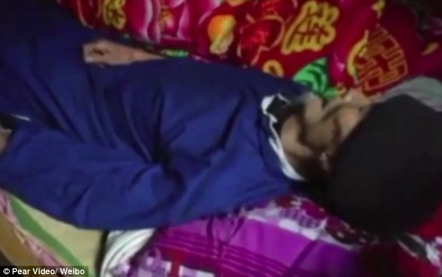 Ông Huang bị ung thư đã lâu. Sáng 8/1 ông bất ngờ ngừng thở khiến con cái tưởng rằng ông đã qua đời.