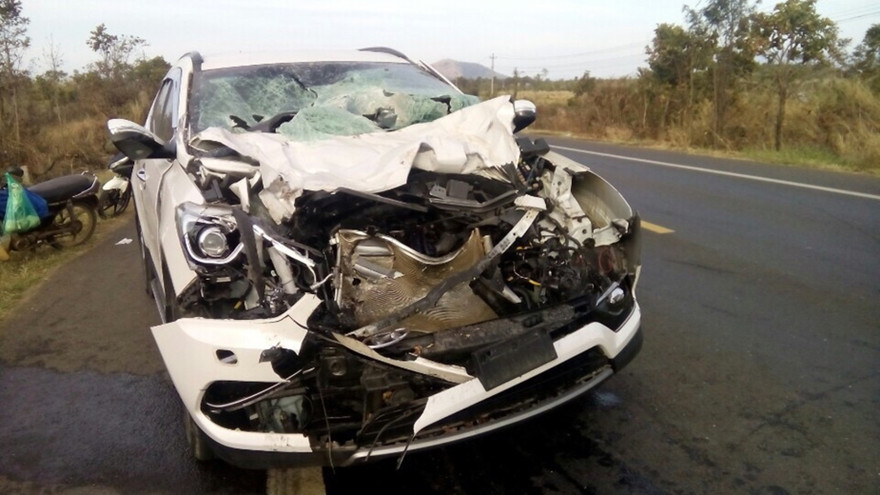 Ô tô nát bét phần đầu