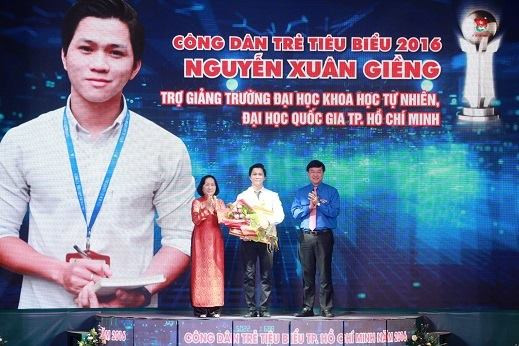 Bí thư thứ nhất T.Ư Đoàn, Chủ tịch Hội sinh viên Việt Nam Lê Quốc Phong, trao biểu trưng Công dân trẻ tiêu biểu TPHCM năm 2016 cho giảng viên trẻ Nguyễn Xuân Giềng. - Ảnh: Ngô Tùng