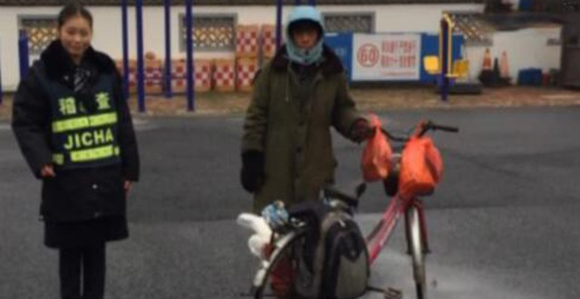 Chàng trai trẻ được các cảnh sát giao thông tại Vu Hồ (An Huy, Trung Quốc) hỏi thăm khi đang đạp xe trên đường cao tốc.