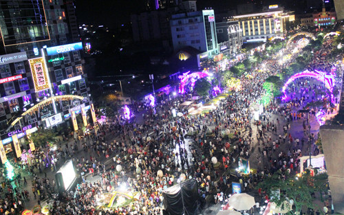 Đường hoa Nguyễn Huệ nhìn từ trên cao. Ảnh: Duy Trần. 