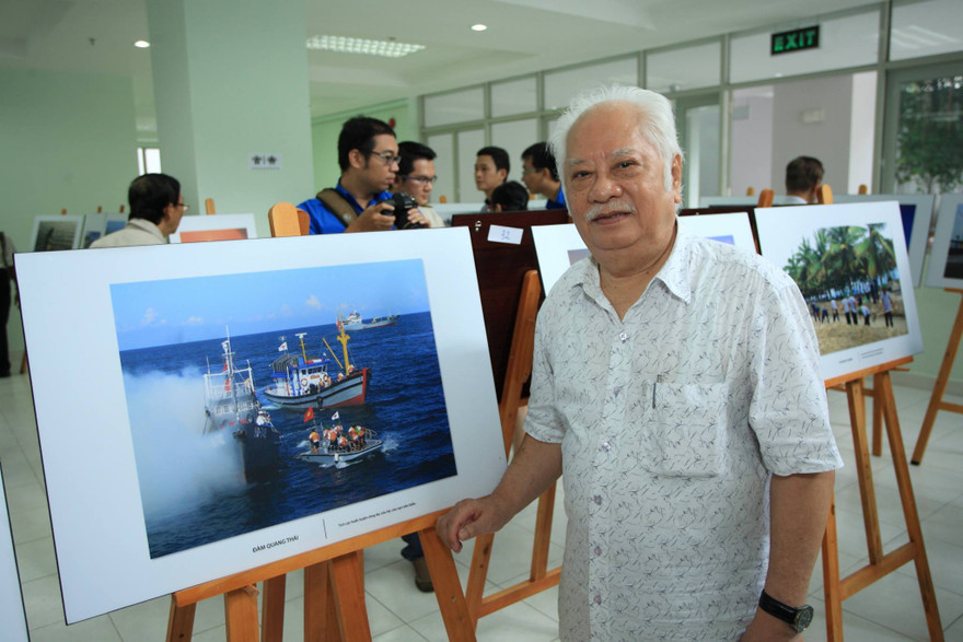 Giáo sư, nhạc sĩ Ca Lê Thuần trong triển lãm biển đảo 2014