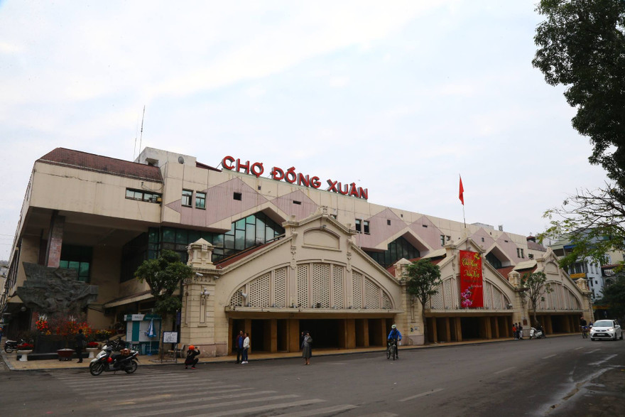 Chợ Đồng Xuân yên ắng, khác hẳn cảnh người mua, kẻ bản sẩm uất thường lệ.