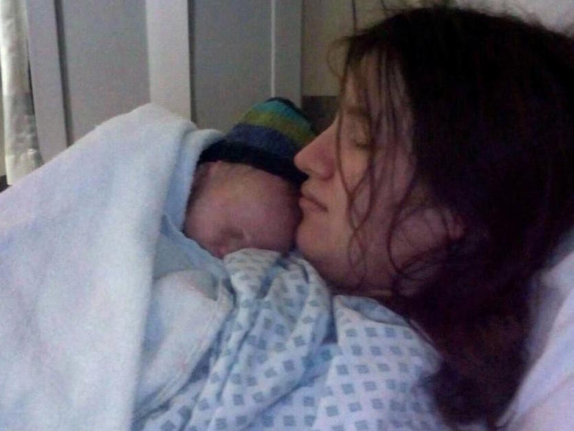 Alice gần như đã ngủ say trong suốt quá trình sinh nở của mình.