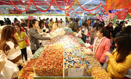 Mặt hàng bánh kẹo ngày Tết được nhiều khách hàng quan tâm và cũng có nhiều chương trình khuyến mại. Ảnh: Ngọc Thành