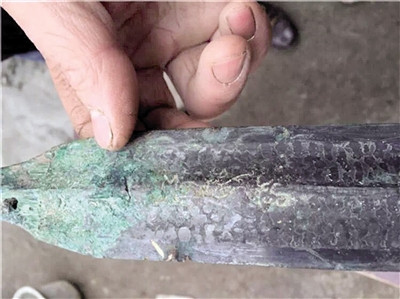 Ngỡ ngàng tìm thấy bảo kiếm 2.000 năm tuổi ở ngôi nhà cổ 