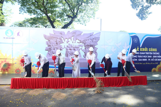 Các đồng chí lãnh đạo thực hiện nghi thức khởi công công trình