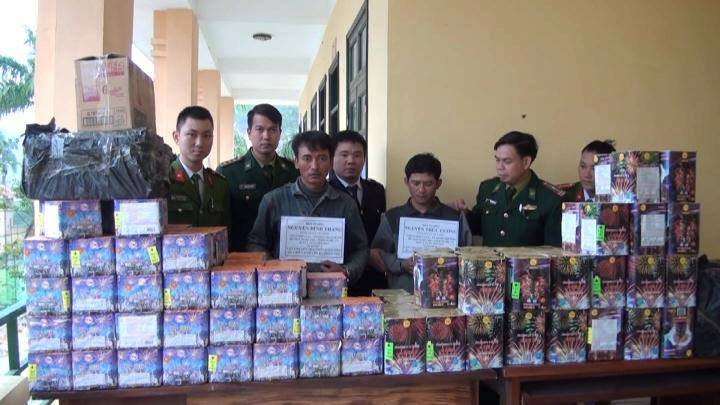 Hai đối tượng cùng tang vật vụ án. 