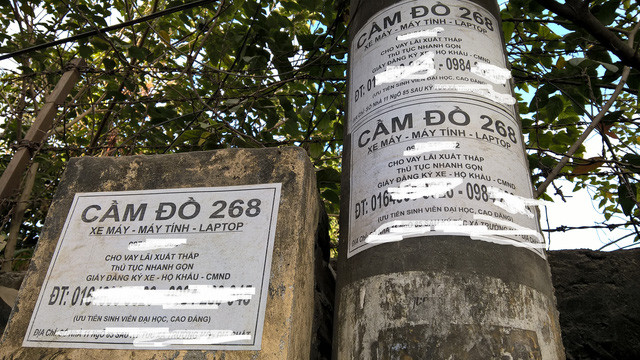 Cầm đồ, cho vay tín dụng 'đen' bắt đầu được giới cho vay nặng lãi phát tờ rơi, dán quảng cáo khắp mọi nơi.