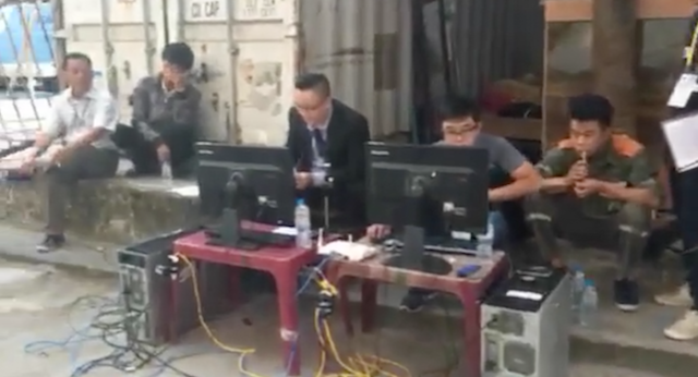 Bình luận viên ngồi ghế nhựa bình luận trận đấu tại SVĐ Lạch Tray.