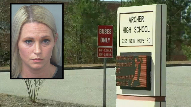 Cô giáo có quan hệ tình cảm với học sinh bị truy tố tội tấn công tình dục