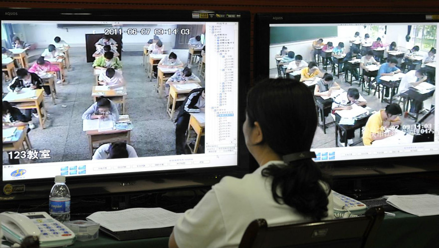 Giám thị giám sát thí sinh qua màn hình