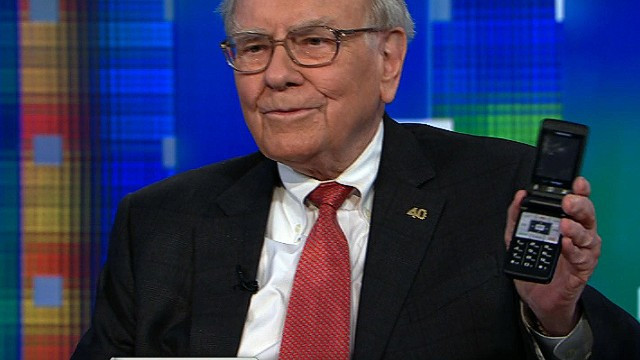 Tỷ phú Mỹ-ông vua đầu tư chứng khoán Warren Buffett giới thiệu chiếc điện thoại cổ lỗ của mình. Ảnh: CNN.