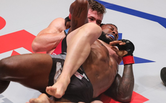 Cựu võ sỹ UFC bất tỉnh vì đòn siết cực hiểm