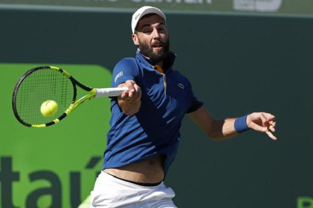 Tay vợt gây cười vì phát bóng bay cả vợt