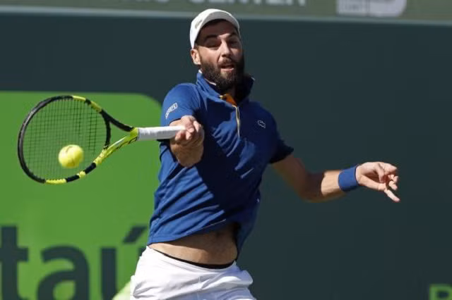 Tay vợt gây cười vì phát bóng bay cả vợt