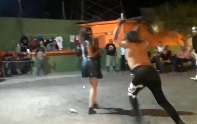 Nữ đô vật lên cơn co giật vì bị đập ghế vào đầu