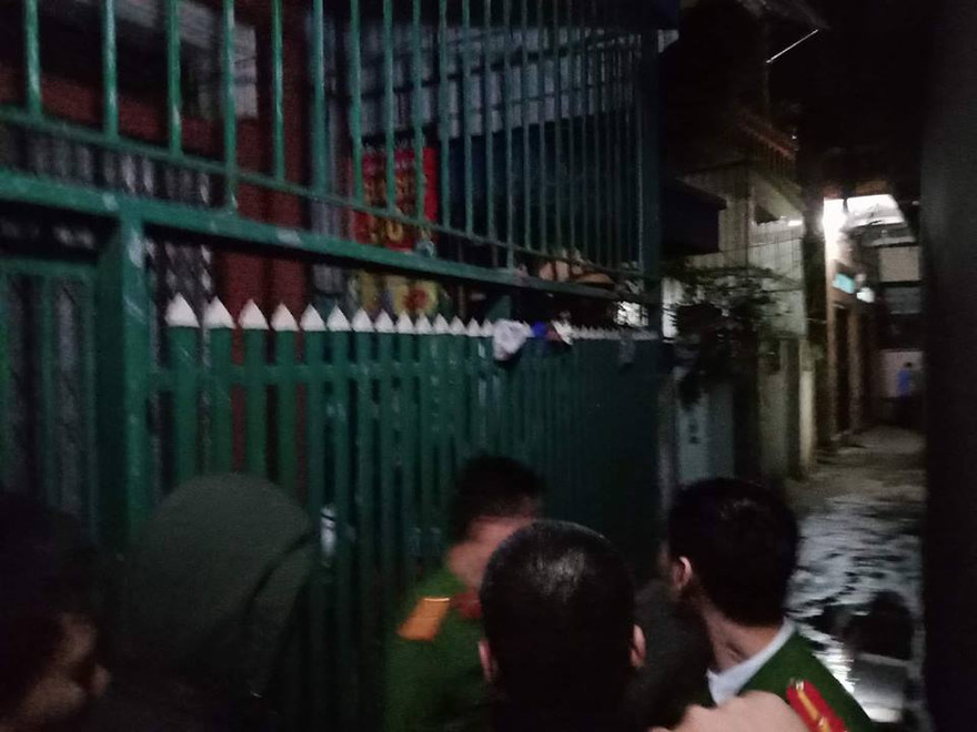 Lực lượng an ninh khám xét nhà riêng ông Phan Văn Vĩnh. Ảnh: Đ.H