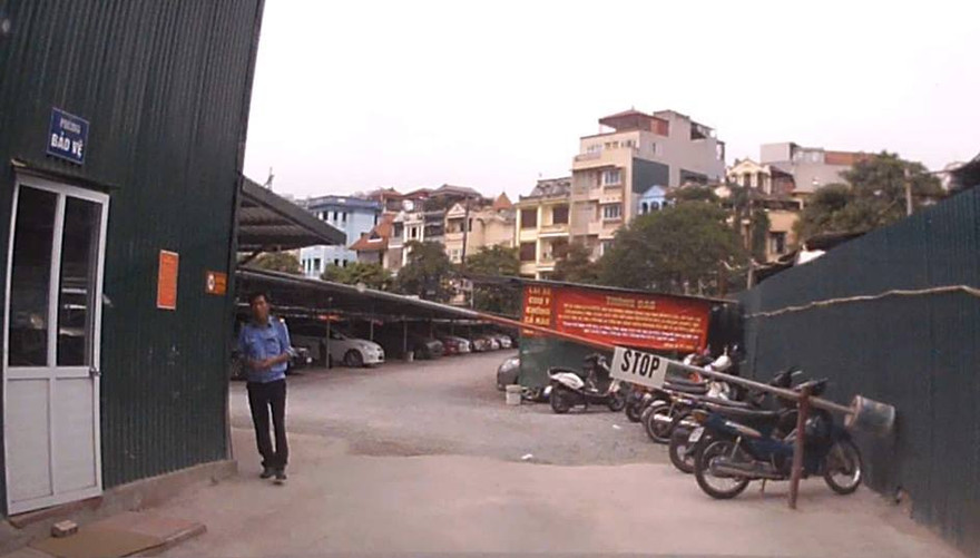 Cổng bãi trông xe không phép tại 24 Đặng Tiến Đông.