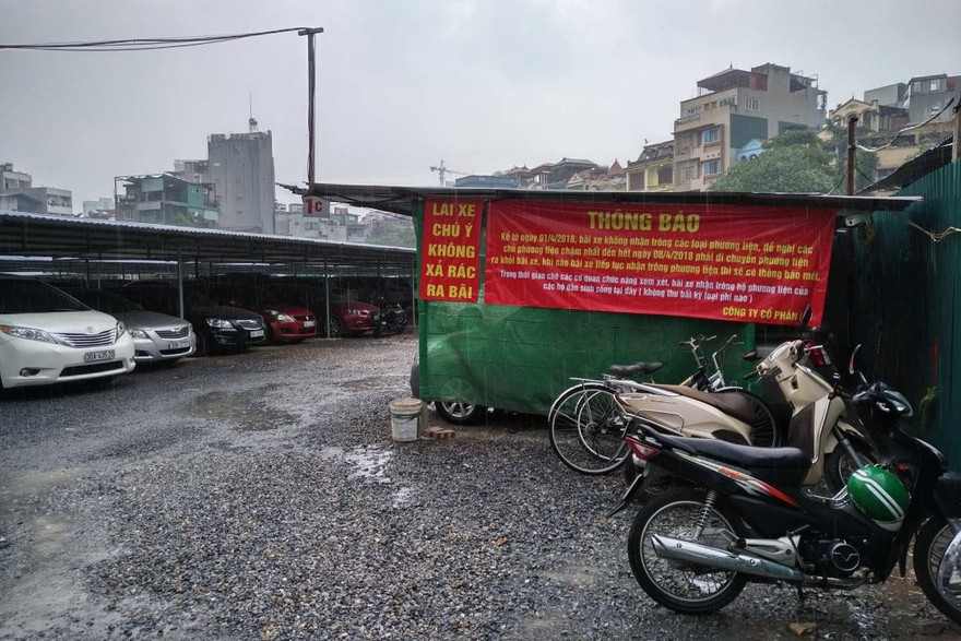 Bãi xe 24 Đặng Tiến Đông. Ảnh: Minh Đức