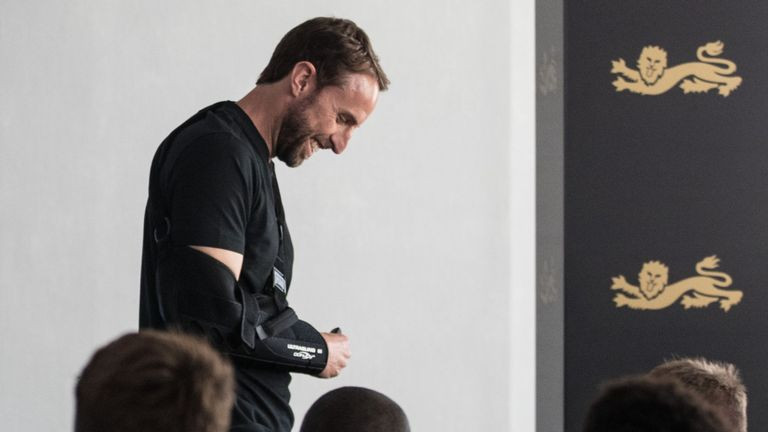 Cậy khỏe, HLV tuyển Anh gặp nạn trước đại chiến với Panama