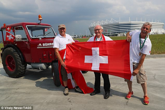 Ông Beat Studer và hai người bạn hoàn thành cuộc hành trình tới Nga với bằng máy kéo 