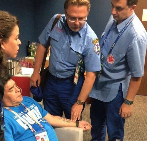 Tin nhanh: Maradona nhập viện khẩn cấp vì ăn mừng chiến thắng quá đà