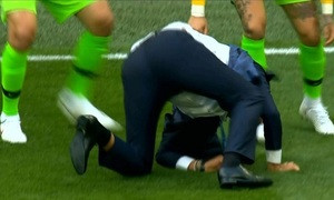 Tinh nhanh World Cup: HLV Brazil ngã sấp mặt khi ăn mừng bàn thắng