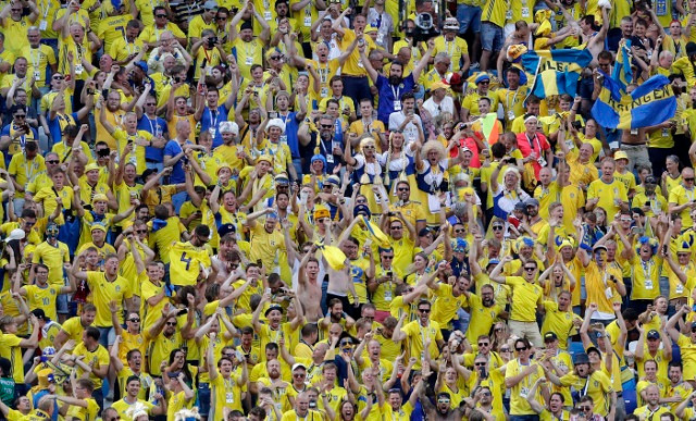 Mừng thắng trận, CĐV Thụy Điển uống sạch bia của thành phố