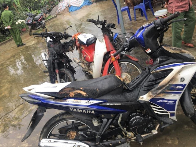 Những chiếc xe máy cháy nham nhở. Ảnh: TB