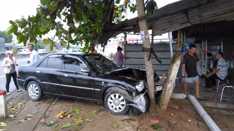 Tông xe liên hoàn trên đường dẫn cao tốc TP.HCM – Trung Lương