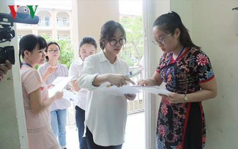 Giám thị gọi thí sinh vào phòng thi