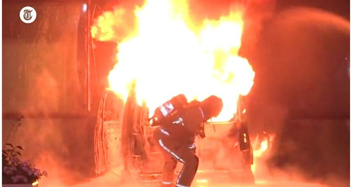 Chiếc xe bốc cháy dữ dội sau khi đâm trúng toà soạn báo. Ảnh: Twitter