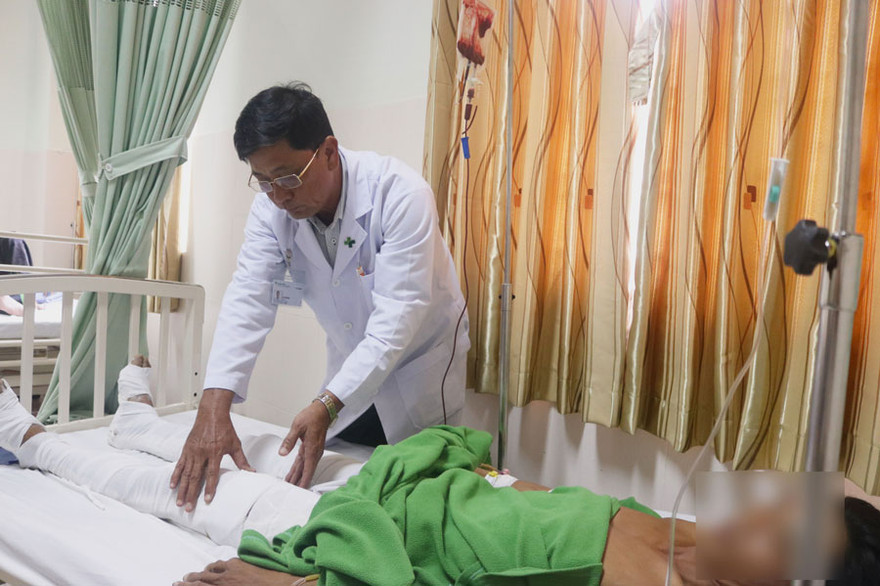 BS. Lê Dũng - Phó Khoa Thần Kinh - Cơ Xương Khớp (Bệnh viện Hoàn Mỹ Cửu Long) thăm khám cho bệnh nhân.