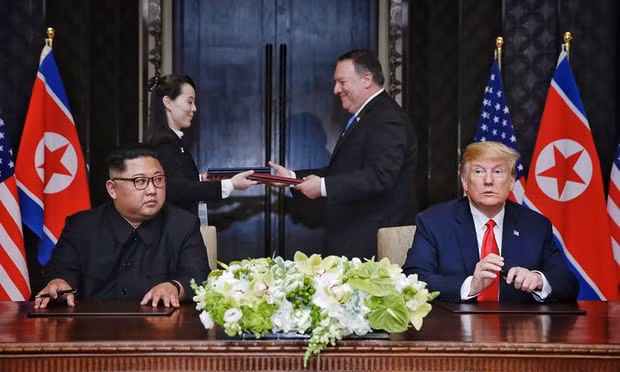 Khoảnh khắc hai nhà lãnh đạo kí kết văn bản thoả thuận. Ảnh: Straitstimes