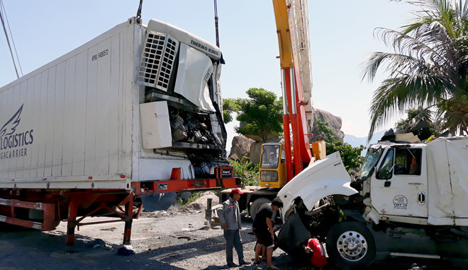 Xe container hư hỏng nặng sau vụ tai nạn. Ảnh: An Bình.