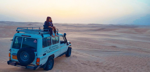 Cô gái Việt như sống trong ảo ảnh giữa sa mạc Sahara