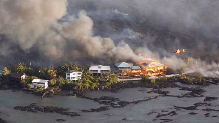 Nhà cửa trên đảo Hawaii bị dòng nham thạch núi lửa phá hủy ngày 5/6 - Ảnh: Reuters.