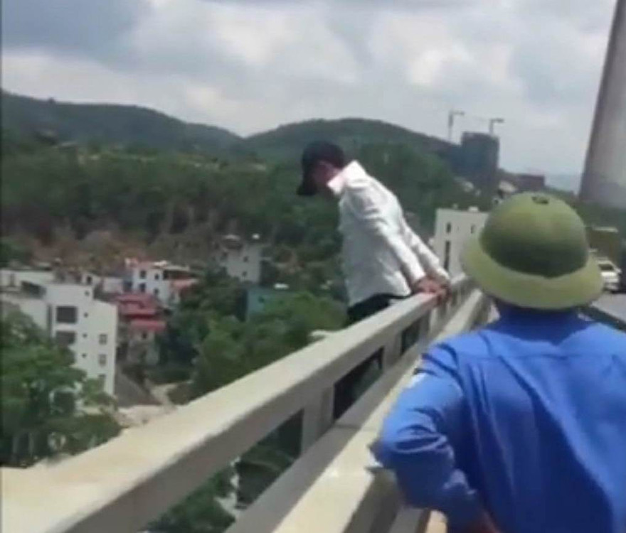 Giải cứu nam thanh niên định nhảy cầu Bãi Cháy