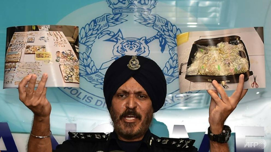 Lãnh đạo cơ quan điều tra tội phạm thương mại – ông Amar Singh trong cuộc họp báo ngày 27/6. Ảnh: AFP