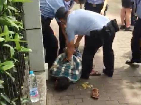 Nghi phạm bị bắt giữ tại hiện trường. Ảnh: ECNS