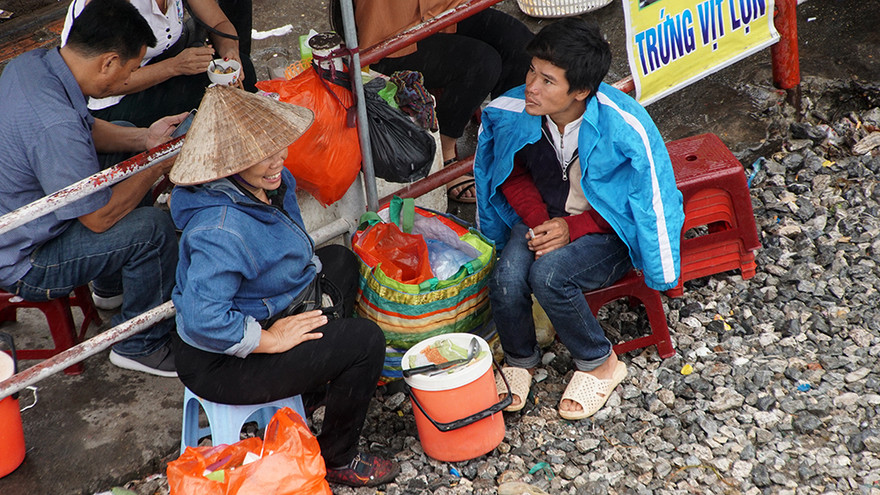 Người Hà Nội co ro trong tiết lạnh đầu mùa