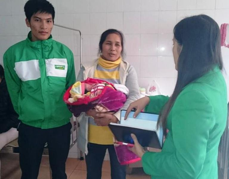 Tài xế Dũng cùng người thân cháu bé tại Bệnh viện Đa khoa tỉnh Hà Nam