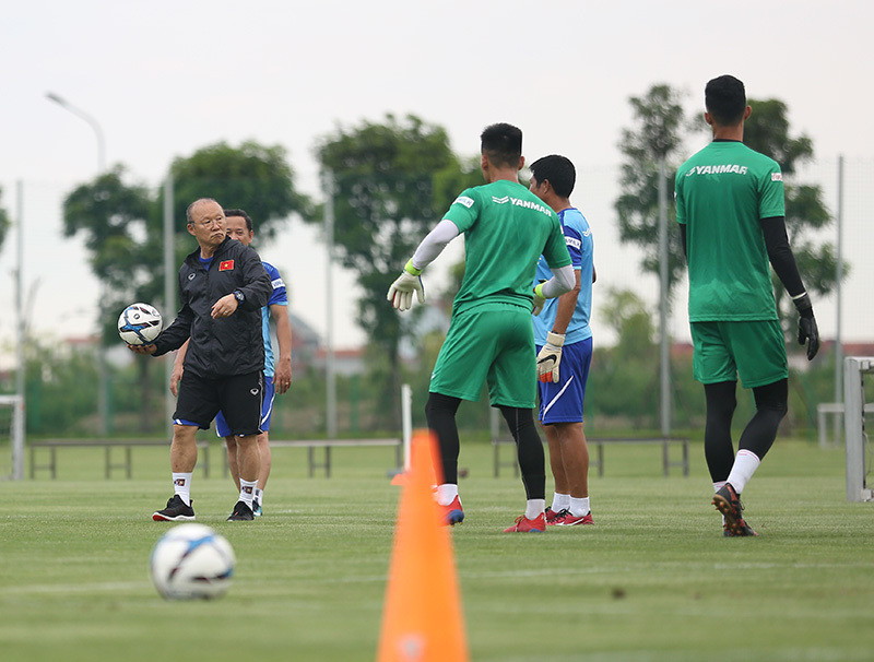 HLV Park Hang Seo bất ngờ 'cầm tay chỉ việc' thủ môn U22 Việt Nam