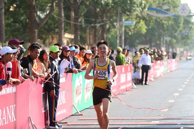 Nhà vô địch marathon nam khẳng định sức mạnh 