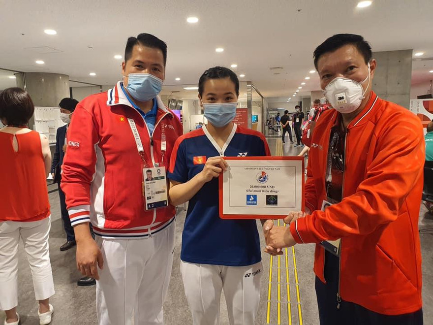 Thuỳ Linh nhận thưởng nóng ảnh Thu Sâm/Đoàn TTVN