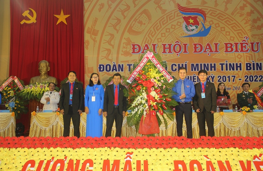Bí thứ T.Ư Đoàn tặng hoa chúc mừng đại hội 