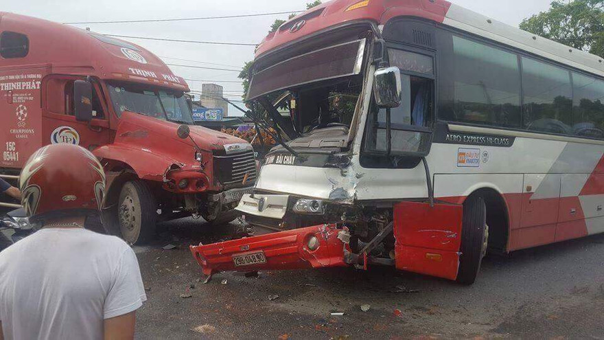 Vụ tai nạn khiến hai chiếc xe bị hư hỏng nặng.